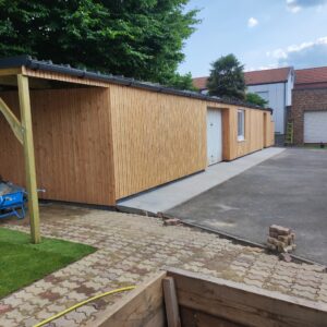 habillage d'un local de jardin collaboratif. Bardage Douglas naturel